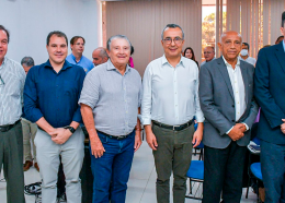 O secretário da SEDEPE, José Reinaldo Tavares, acompanhado do adjunto, Geraldo Carvalho, do presidente da EMAP, Ted Lago, do secretário da SEINC, Cassiano Júnior e do presidente da FIEMA, Edilson Baldez, recebe o reitor do CIMATEC, Leone Peter